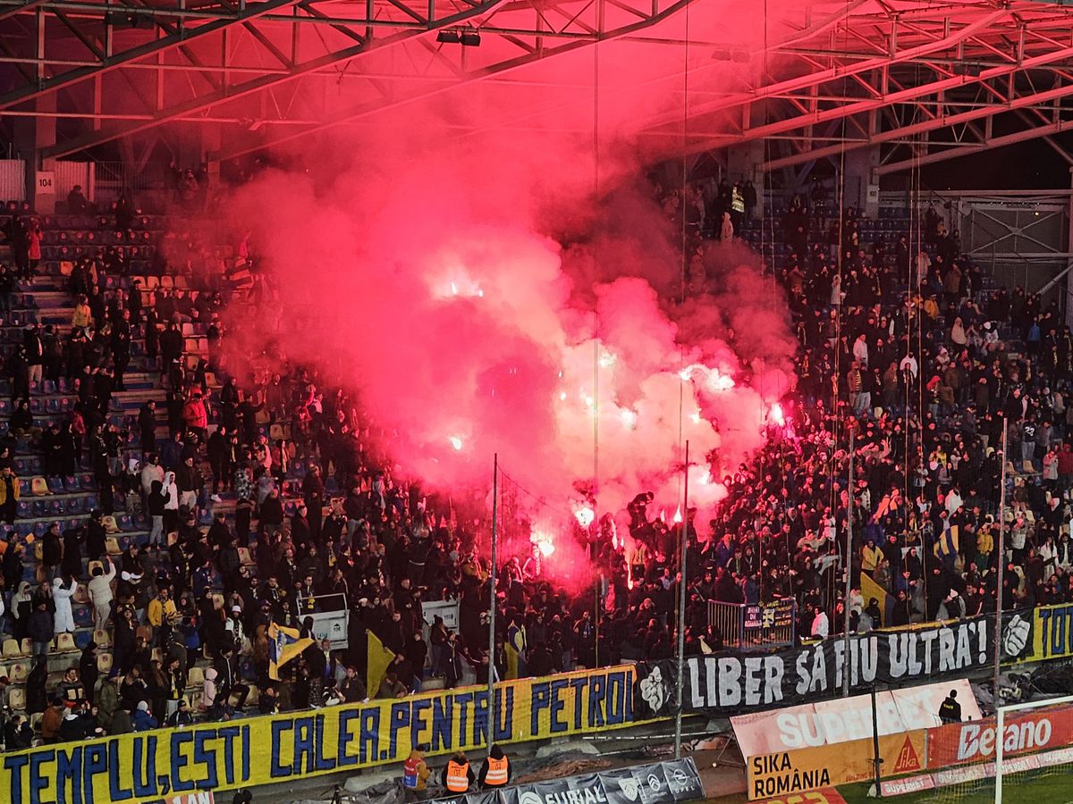 Galeria lui Dinamo la meciul cu Petrolul