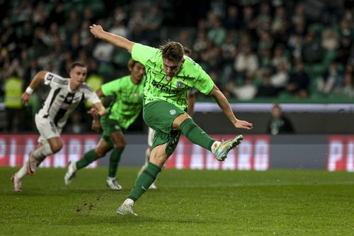 City și United, cele două formații rivale din Manchester, se luptă pentru a-l transfera Viktor Gyokeres (26 de ani), atacantul celor de la Sporting Lisabona.