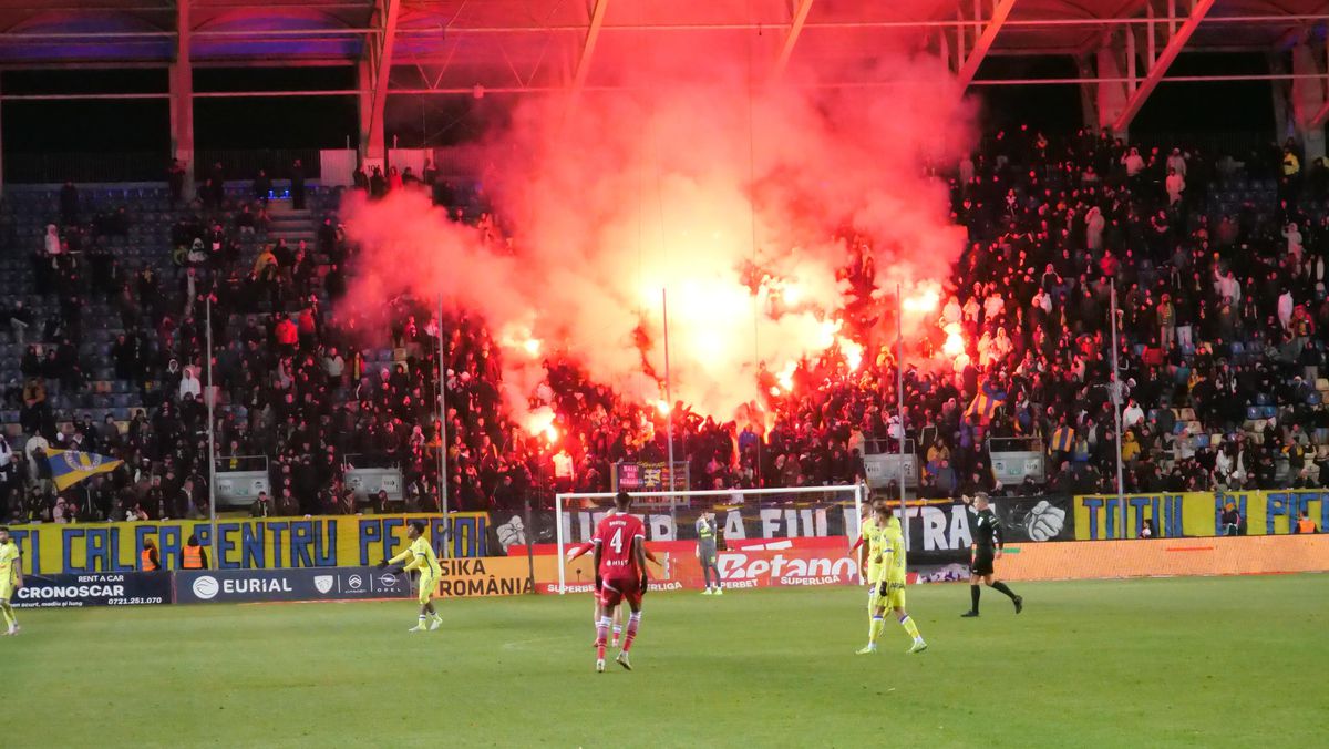 Galeria lui Dinamo la meciul cu Petrolul