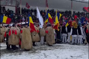 Imagini senzaționale la un meci din Liga 3 » Suporterii îmbrăcați în port momârlănesc au pășit pe gazonul înzăpezit alături de fotbaliști