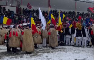 Imagini senzaționale la un meci din Liga 3 » Suporterii îmbrăcați în port momârlănesc au pășit pe gazonul înzăpezit alături de fotbaliști