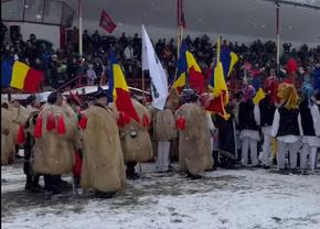 Imagini senzaționale la un meci din Liga 3 » Suporterii îmbrăcați în port momârlănesc au pășit pe gazonul înzăpezit alături de fotbaliști