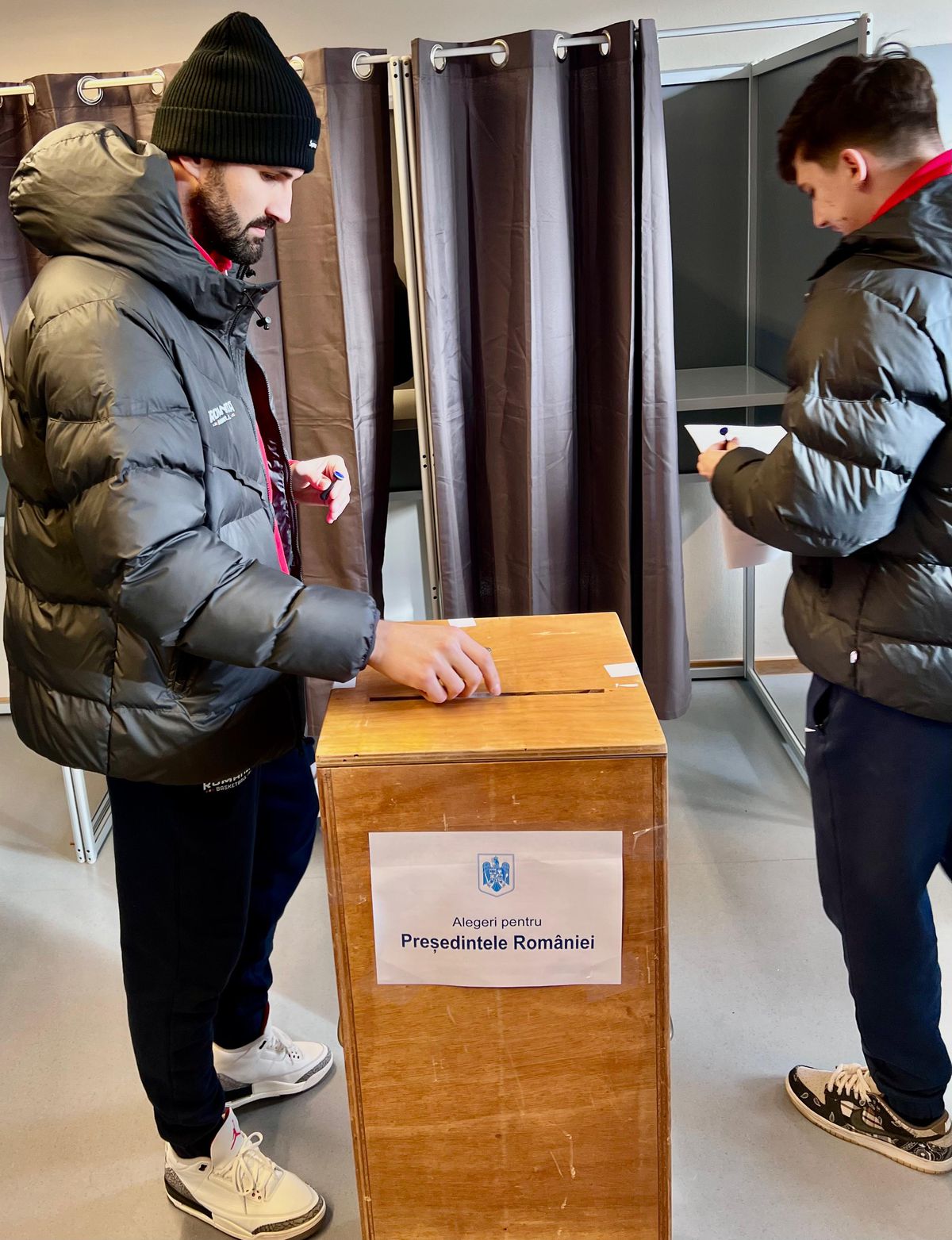 Înaintea duelului cu Luxemburg, Mihai Silvășan și jucătorii naționalei de baschet au mers la vot: „Orice vot poate face diferența”