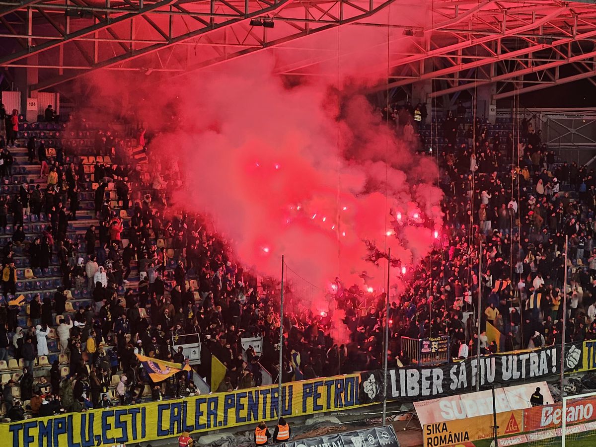 Galeria lui Dinamo la meciul cu Petrolul