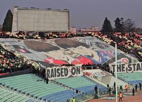 Scenografie cu Lăcătuș la derby-ul din Bulgaria » Cum a fost posibil: ultrașii Stelei, deplasare masivă