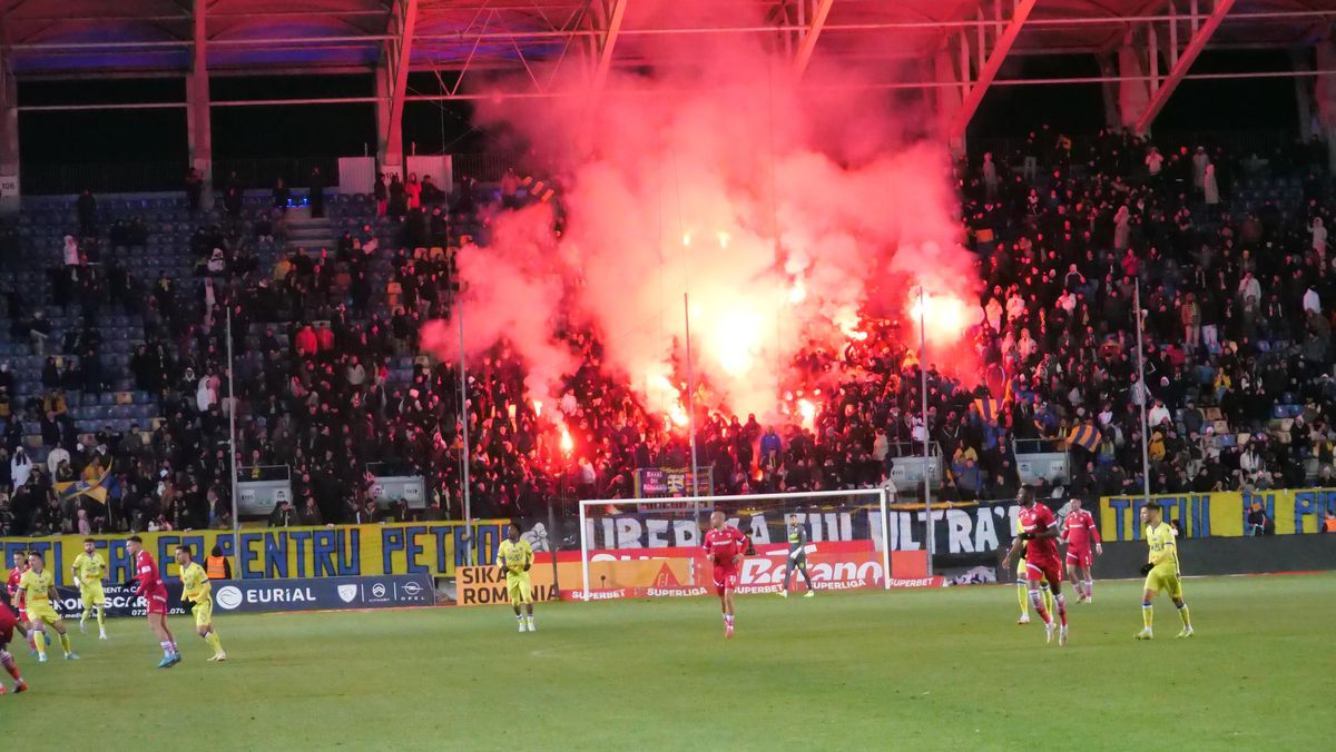 Galeria lui Dinamo la meciul cu Petrolul