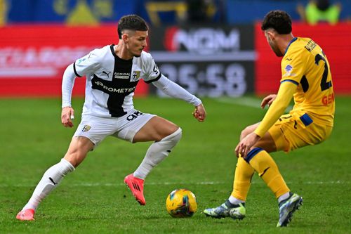 Dennis Man a fost ținut „la respect” de jucătorii Atalantei / Foto: GettyImages