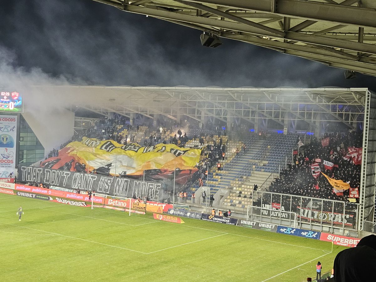 Suporterii Petrolului și ai lui Dinamo s-au întrecut în scenografii » Jandarmii au urcat în tribune!