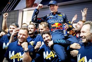 M4X Verstappen, campion a PATRA oară în Formula 1! Mercedes câștigă cursa, dar petrecerea e în garajul Red Bull: spectacol grandios pe străzile din Las Vegas