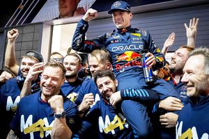 M4X Verstappen, campion a PATRA oară în Formula 1! Mercedes câștigă cursa, dar petrecerea e în garajul Red Bull: spectacol grandios pe străzile din Las Vegas