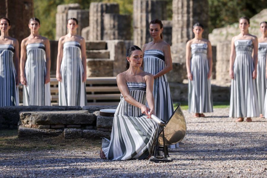 Aprinderea flăcării olimpice de rezervă în vechea Olympie pentru Jocurile de iarnă din 2026 Foto: Imago Images Flacăra pentru Jocurile Olimpice de iarnă 2026 s-a aprins în interior din cauza avertizărilor meteorologice