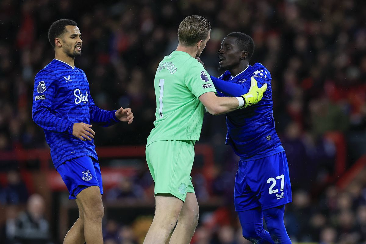 Scene șocante în eșecul lui Manchester United cu Everton » Cartonaș roșu pentru o palmă dată propriului coechipier!