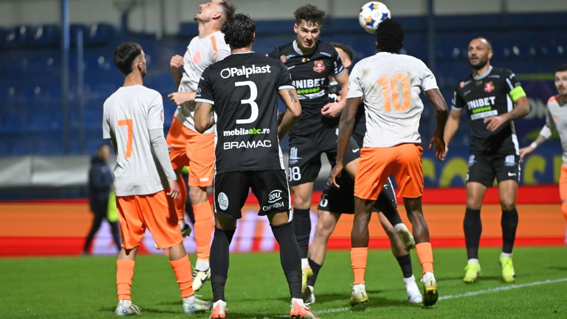 Formatiile probabile Metaloglobus Hermannstadt in sistem 4-3-3 pentru meciul decisiv din play-out Superliga, cu jucatori si antrenori vizibili pe teren. | sursa foto: Gazeta Sporturilor Formatiile probabile Metaloglobus Hermannstadt in sistem 4-3-3 pentru meciul decisiv din play-out Superliga, cu jucatori si antrenori vizibili pe teren. | sursa foto: Gazeta Sporturilor