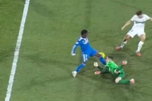 Vinicius îl lovește pe portarul lui Elche cu piciorul în gură / Foto: captură