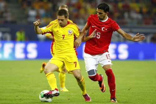 Adi Popa în duel cu Mehmet Topal, fostul antrenor al Petrolului, în România - Turcia din 2013. Foto: Imago Images