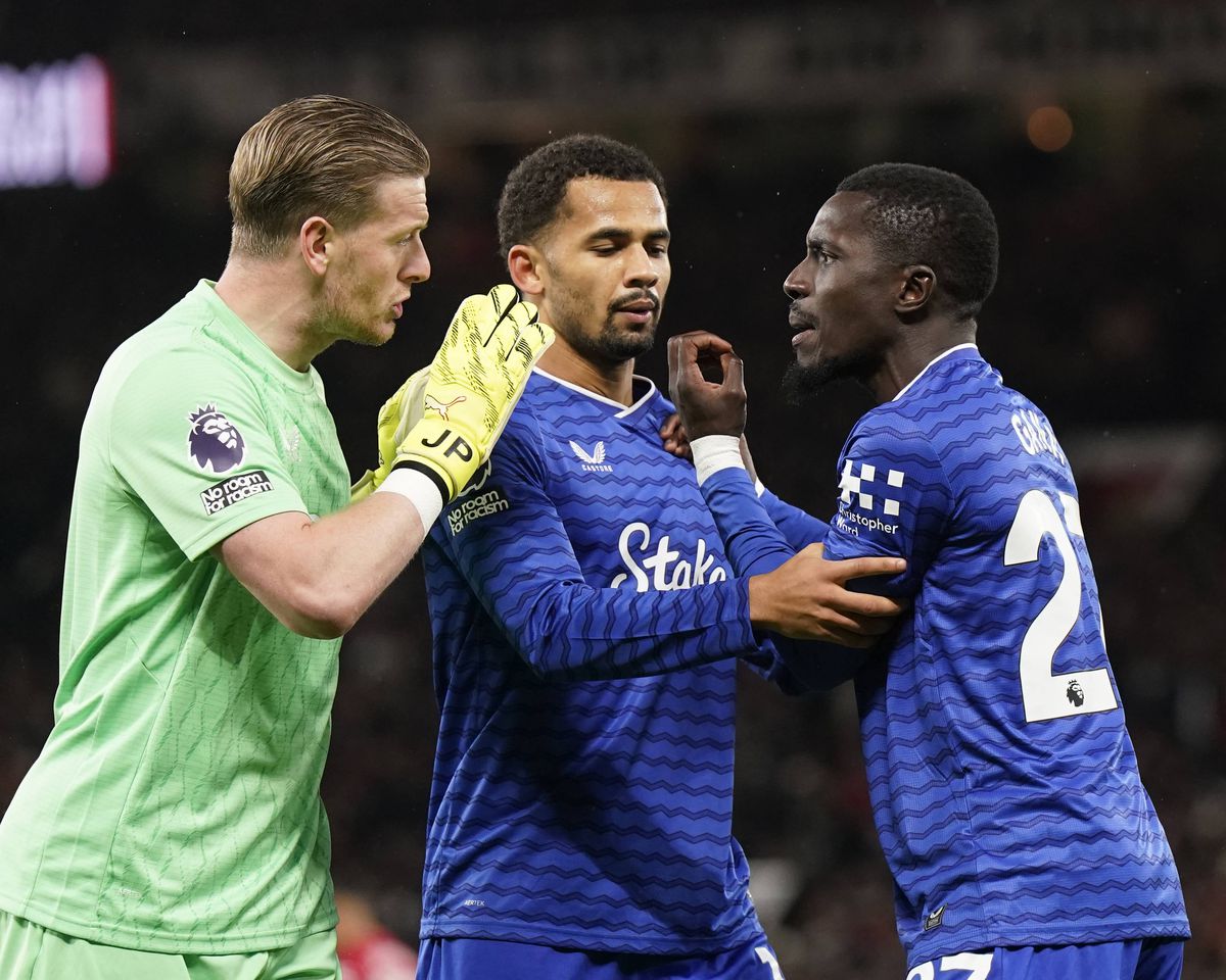 Scene șocante în eșecul lui Manchester United cu Everton » Cartonaș roșu pentru o palmă dată propriului coechipier!