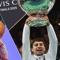 Flavio Cobolli cu trofeele de la București, respectiv Cupa Davis Foto: Cristi Preda, Guliver/GettyImages