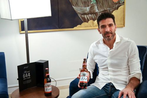 Legendarul Buffon a primit la rândul său bere din partea lui Messi. Sursă foto: Twitter