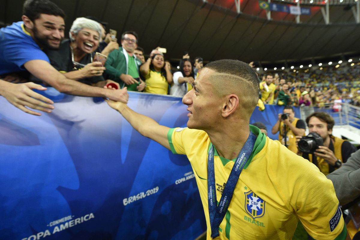 Povestea SF a lui Richarlison, îngerul din umbră » Crescut cu pistolul la tâmplă, acum întoarce totul spre nevoiași: de la flămânzii Braziliei la bolnavii de cancer