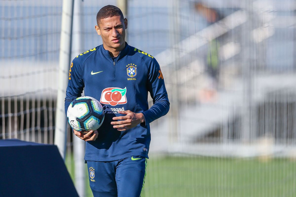 Povestea SF a lui Richarlison, îngerul din umbră » Crescut cu pistolul la tâmplă, acum întoarce totul spre nevoiași: de la flămânzii Braziliei la bolnavii de cancer
