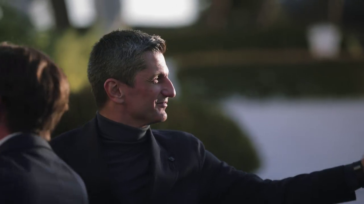 Imagini memorabile cu „dirijorul” Răzvan Lucescu: „Adu-i pe toți aici!” » Antrenorul lui PAOK e actor principal într-o filmare inedită