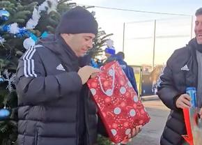 Secret Santa la FCU Craiova » Antrenorul Giovanni Costantino, surprins de cadoul primit
