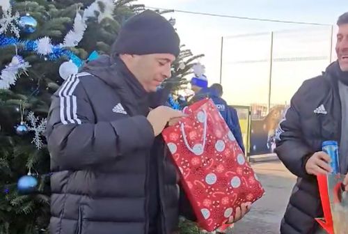 Secret Santa la FCU Craiova » Antrenorul Giovanni Costantino, surprins de cadoul primit