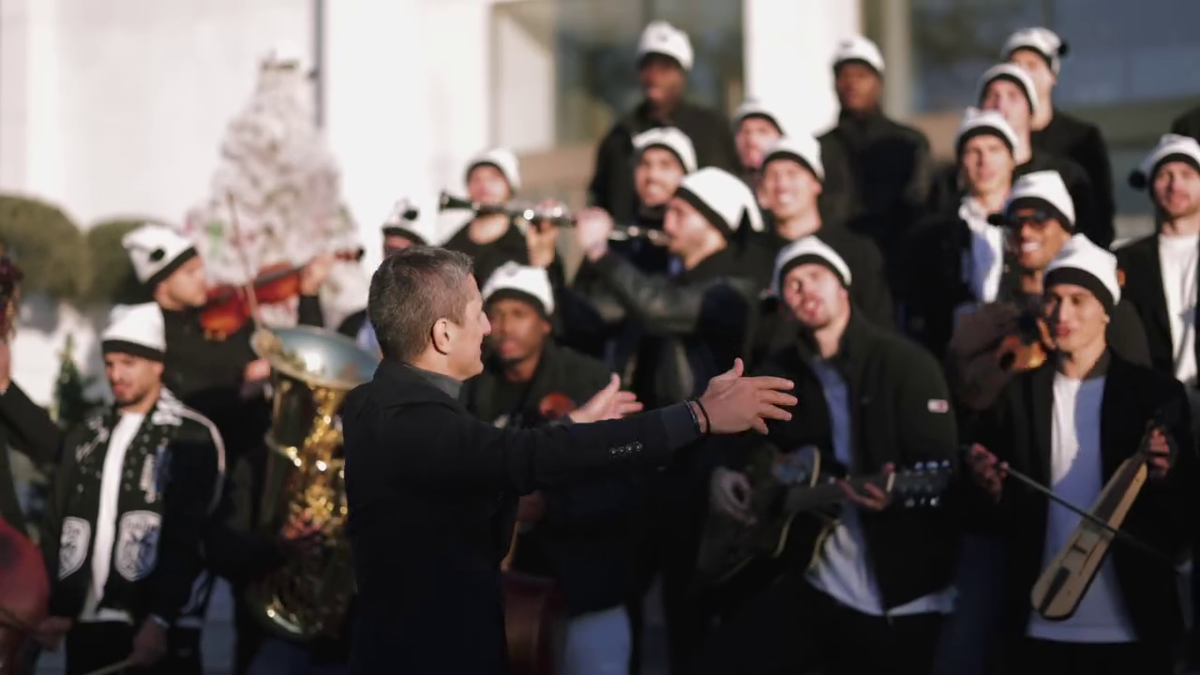 Imagini memorabile cu „dirijorul” Răzvan Lucescu: „Adu-i pe toți aici!” » Antrenorul lui PAOK e actor principal într-o filmare inedită