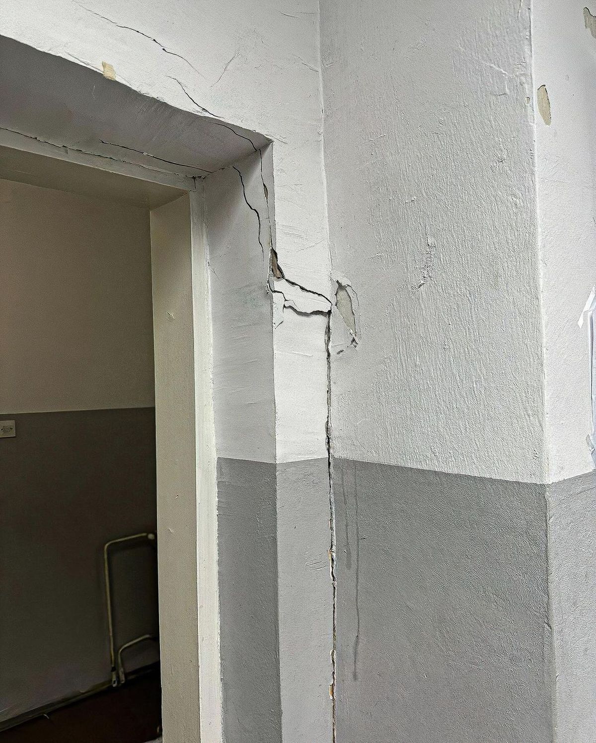 Imagini deplorabile cu stadionul unei echipe de tradiție, aflată pe val » Vestiarul stă să cadă, iar antrenorul n-a mai suportat