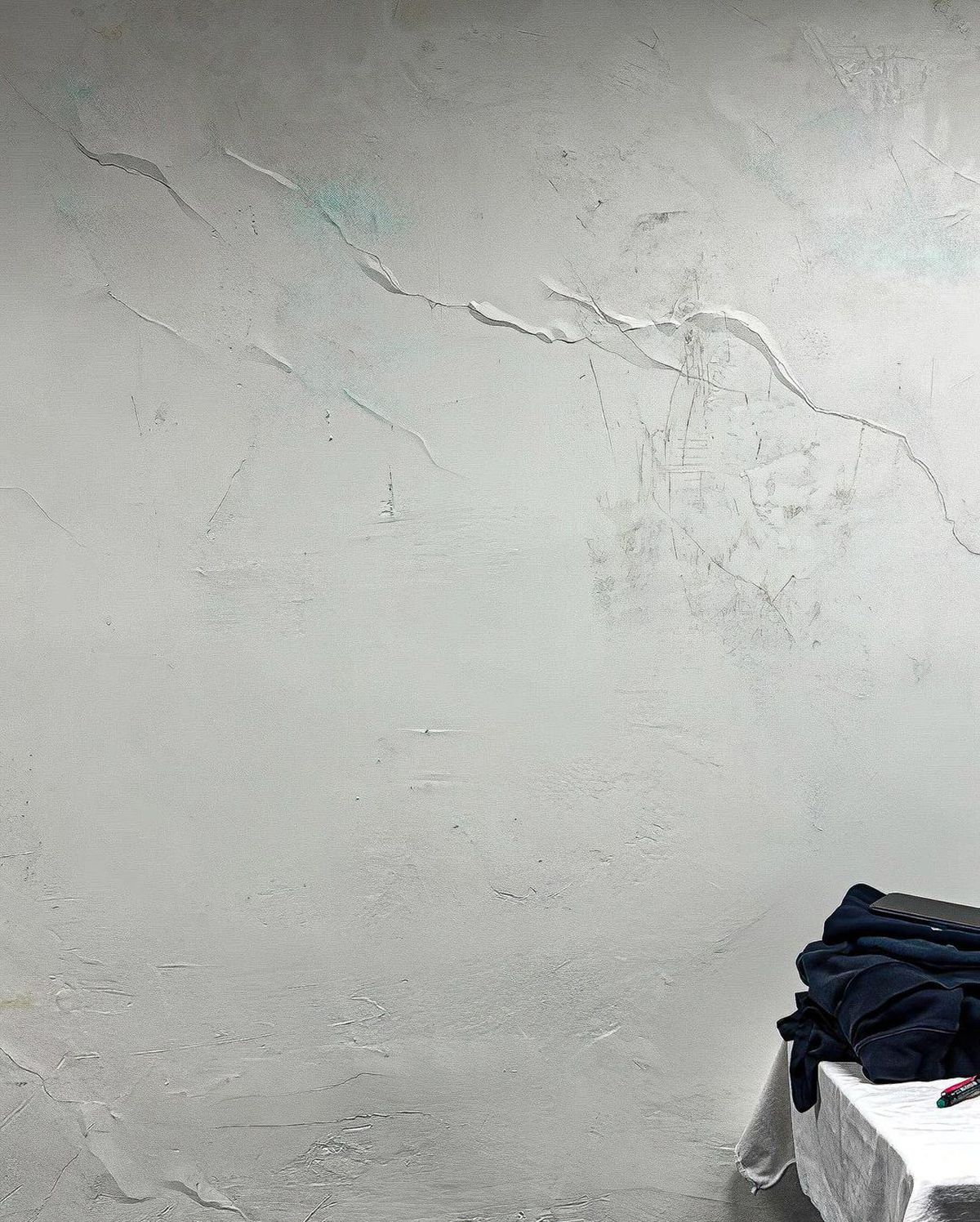 Imagini deplorabile cu stadionul unei echipe de tradiție, aflată pe val » Vestiarul stă să cadă, iar antrenorul n-a mai suportat