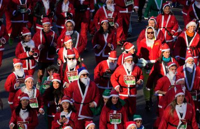 Cursa de caritate al lui Moș Crăciun din Madrid » 6.000 de persoane au alergat 4,5 kilometri