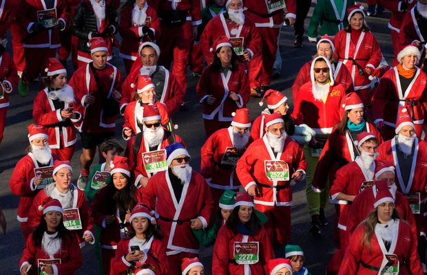 Cursa de caritate al lui Moș Crăciun din Madrid » 6.000 de persoane au alergat 4,5 kilometri