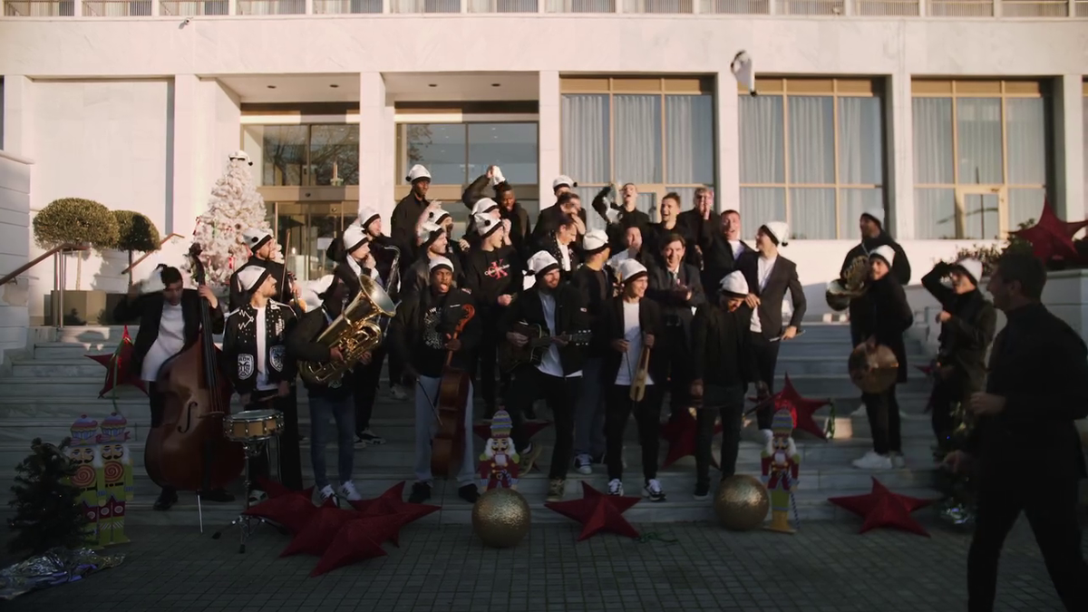 Imagini memorabile cu „dirijorul” Răzvan Lucescu: „Adu-i pe toți aici!” » Antrenorul lui PAOK e actor principal într-o filmare inedită