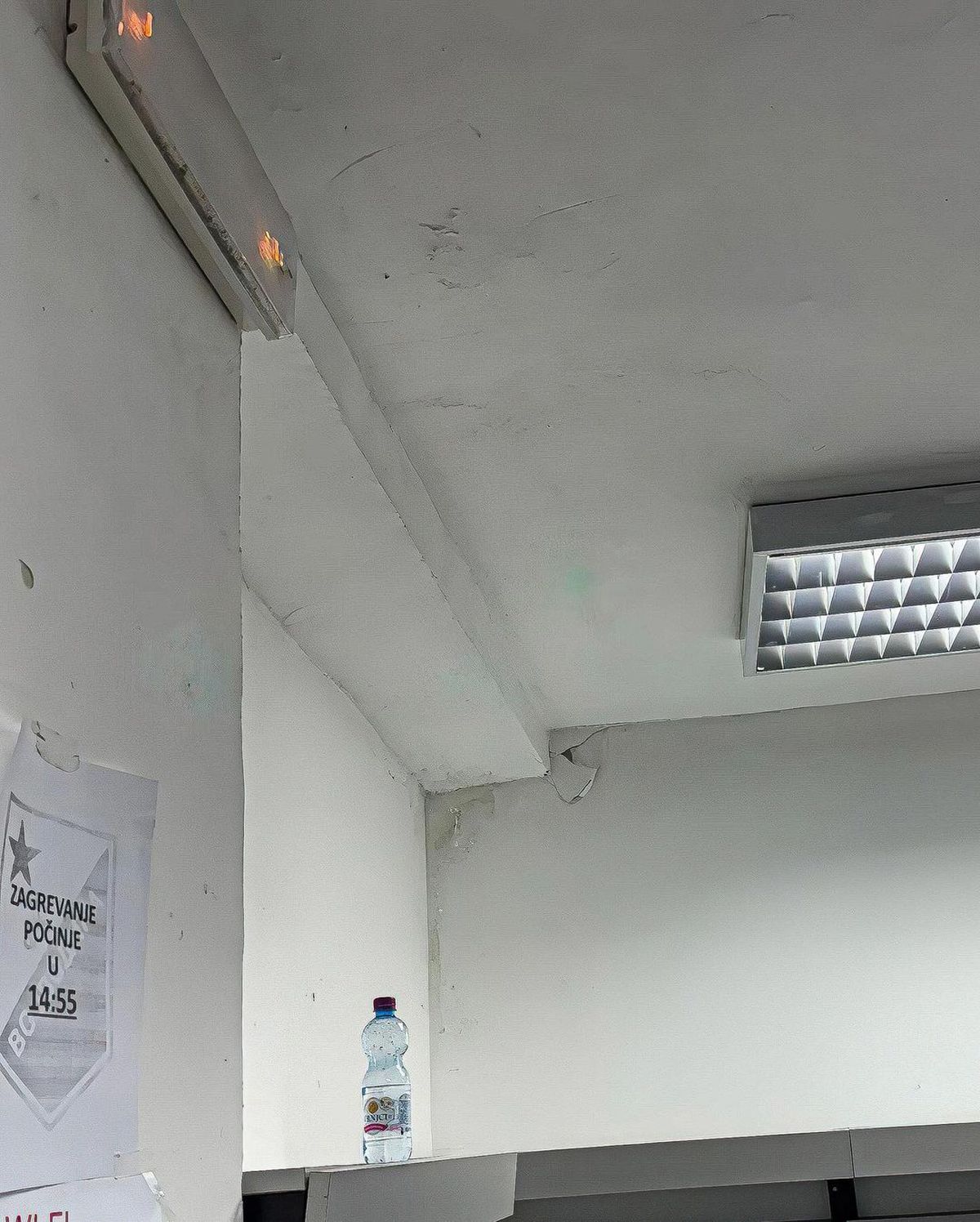 Imagini deplorabile cu stadionul unei echipe de tradiție, aflată pe val » Vestiarul stă să cadă, iar antrenorul n-a mai suportat