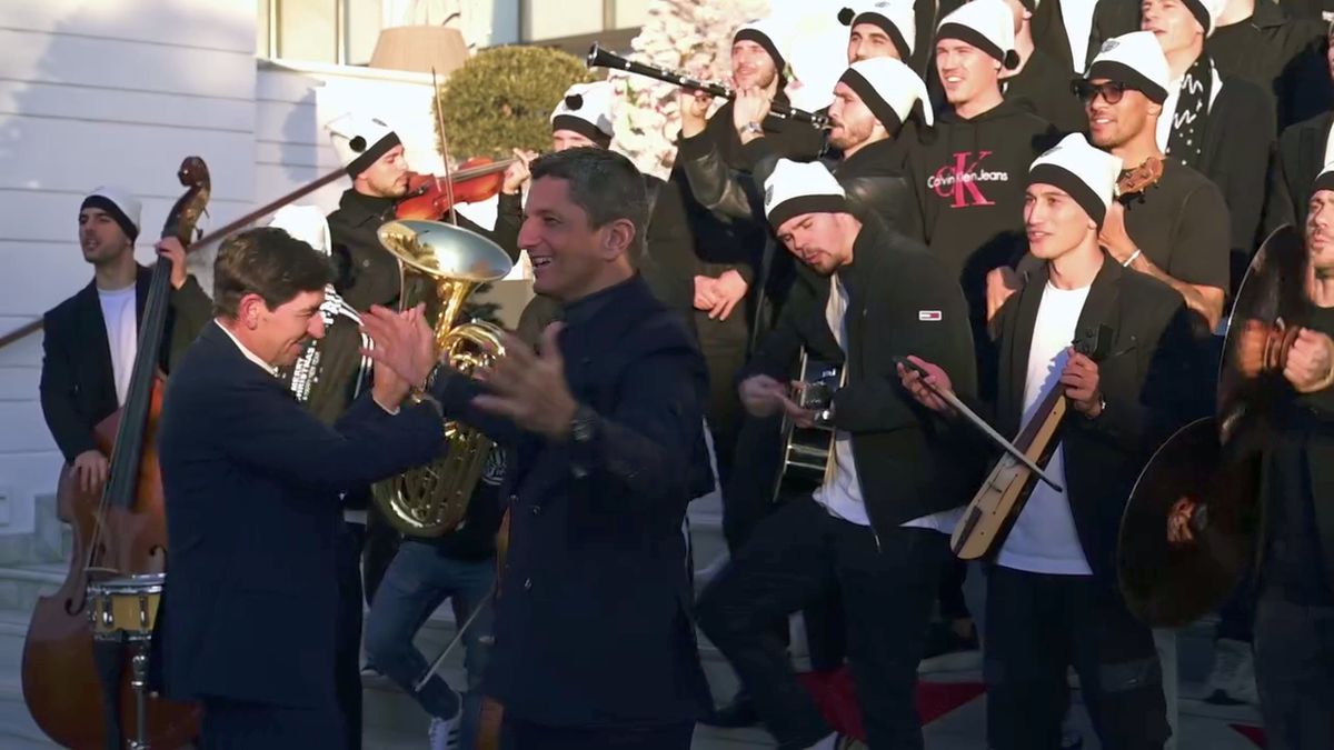 Imagini memorabile cu „dirijorul” Răzvan Lucescu: „Adu-i pe toți aici!” » Antrenorul lui PAOK e actor principal într-o filmare inedită