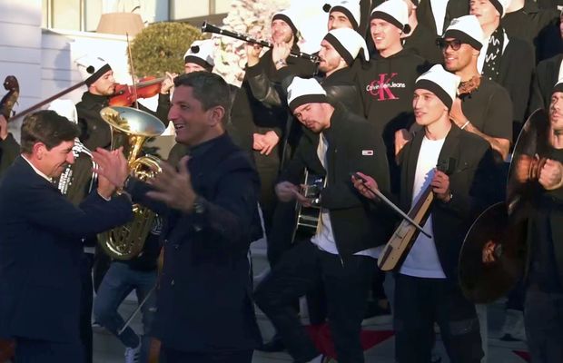 Imagini memorabile cu „dirijorul” Răzvan Lucescu: „Adu-i pe toți aici!” » Antrenorul lui PAOK e actor principal într-o filmare inedită