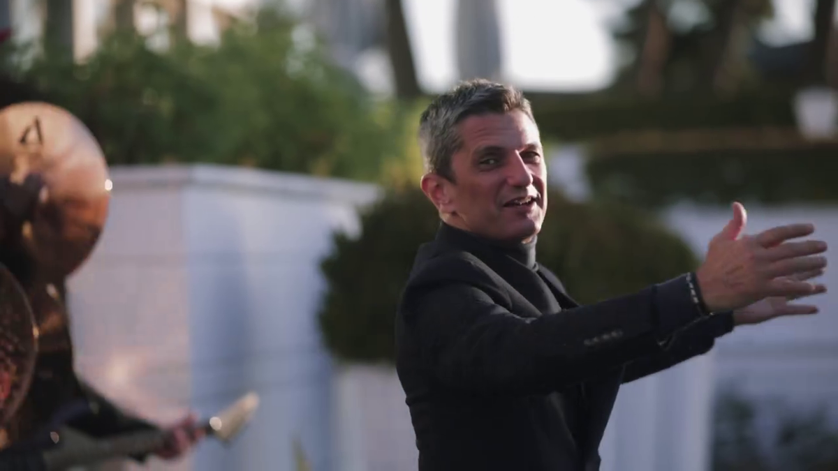 Imagini memorabile cu „dirijorul” Răzvan Lucescu: „Adu-i pe toți aici!” » Antrenorul lui PAOK e actor principal într-o filmare inedită