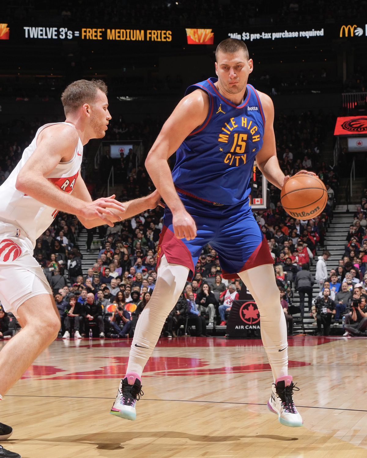 Nikola Jokic, desemnat MVP în NBA pentru a treia oară, a stârnit hohote de râs în sală: „Nu i-am invitat, pur și simplu au venit!”