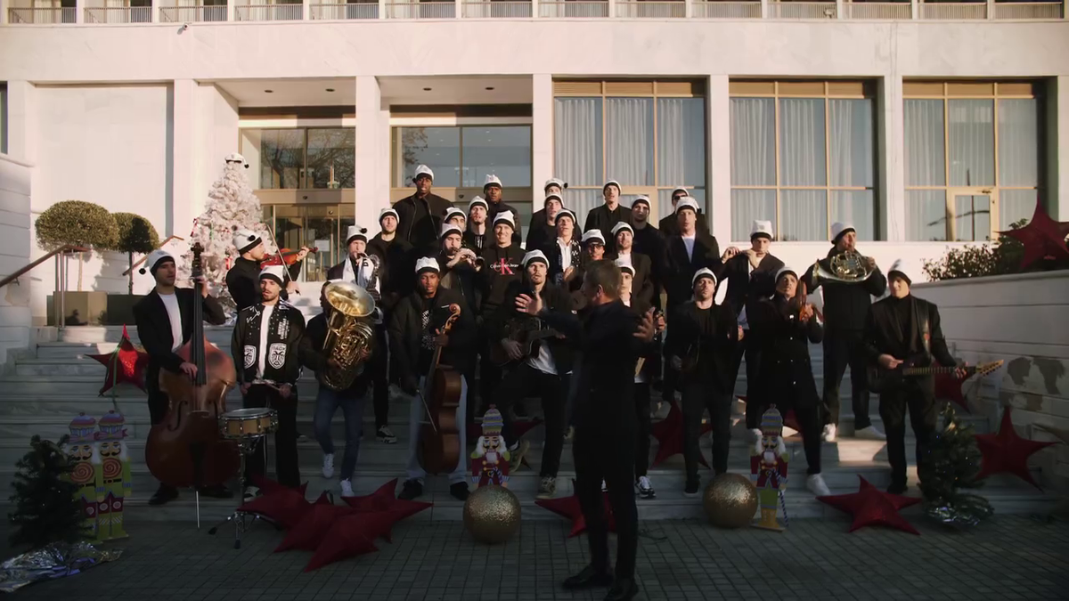 Imagini memorabile cu „dirijorul” Răzvan Lucescu: „Adu-i pe toți aici!” » Antrenorul lui PAOK e actor principal într-o filmare inedită