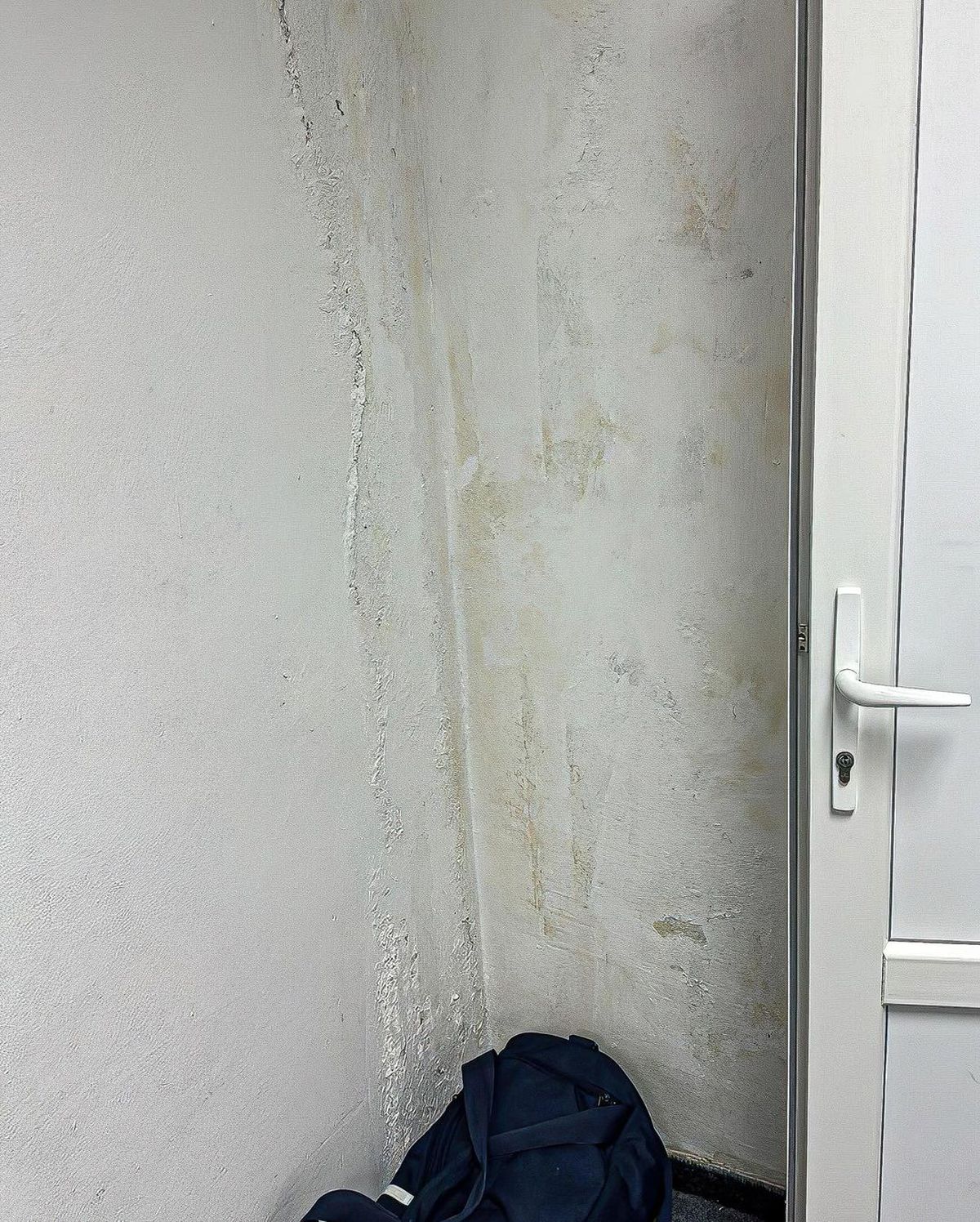 Imagini deplorabile cu stadionul unei echipe de tradiție, aflată pe val » Vestiarul stă să cadă, iar antrenorul n-a mai suportat