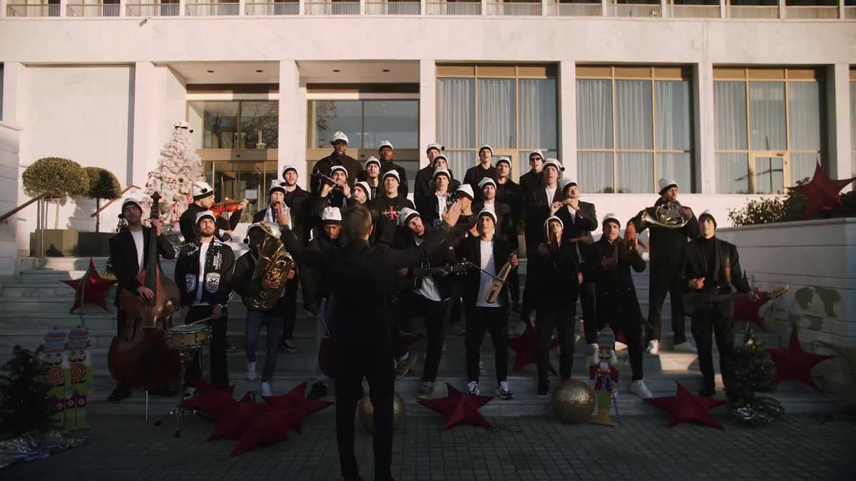 Imagini memorabile cu „dirijorul” Răzvan Lucescu: „Adu-i pe toți aici!” » Antrenorul lui PAOK e actor principal într-o filmare inedită