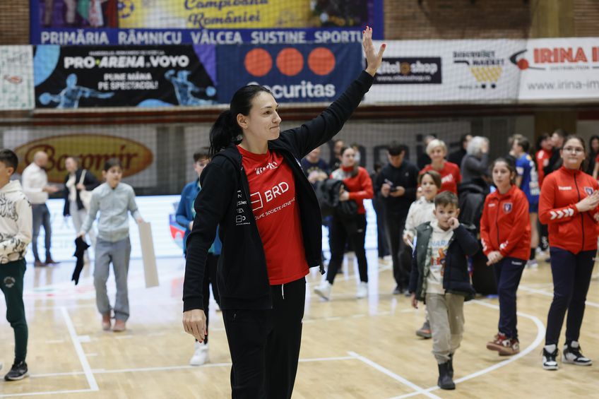 Cristina Neagu salutând publicul din Sala Sporturilor „Traian” FOTO Cristi Preda