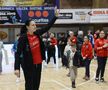 Cristina Neagu salutând publicul din Sala Sporturilor „Traian” FOTO Cristi Preda