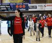 Cristina Neagu salutând publicul din Sala Sporturilor „Traian” FOTO Cristi Preda