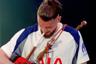 Radu Drăgușin, cu cimpoiul în fața colegilor de la Tottenham: „Ai două minute să îți schimbi viața”