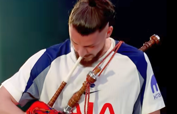 Radu Drăgușin, cu cimpoiul în fața colegilor de la Tottenham: „Ai două minute să îți schimbi viața”