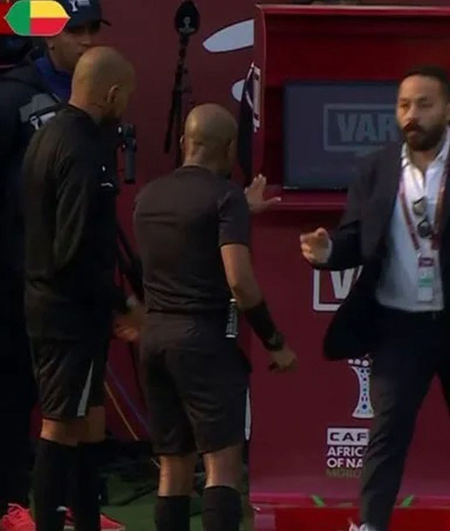 Stoperul Petrolului și coechipierii fac scandal, după ce VAR s-a stricat și li s-a refuzat un penalty