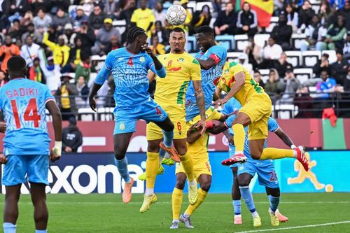 VIDEO Stoperul Petrolului și coechipierii fac scandal, după ce VAR s-a stricat și li s-a refuzat un penalty