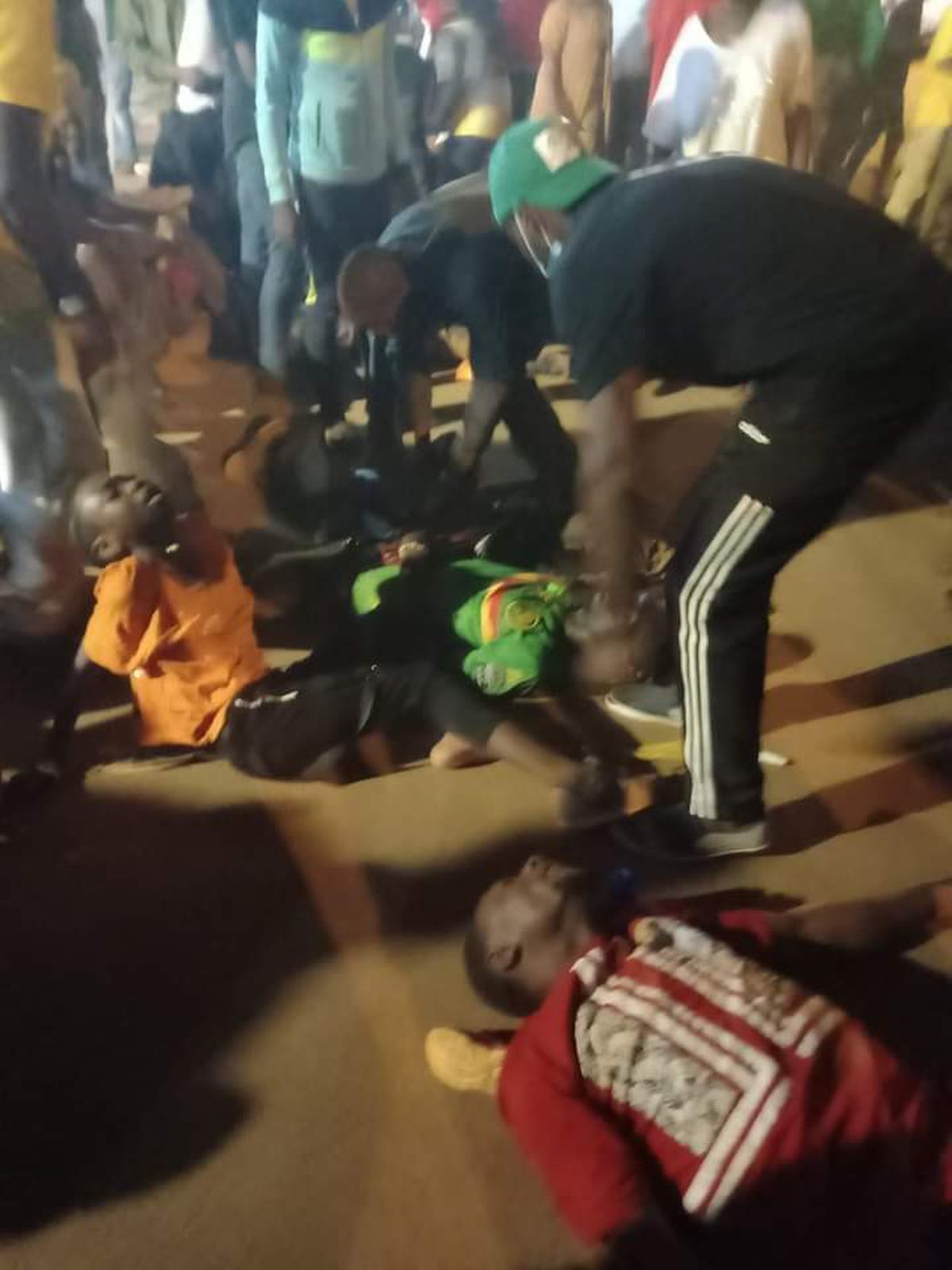 Atenție, imagini dure! Cel puțin 8 morți și peste 50 de răniți la Cupa Africii: „Cădeau unii peste alții”