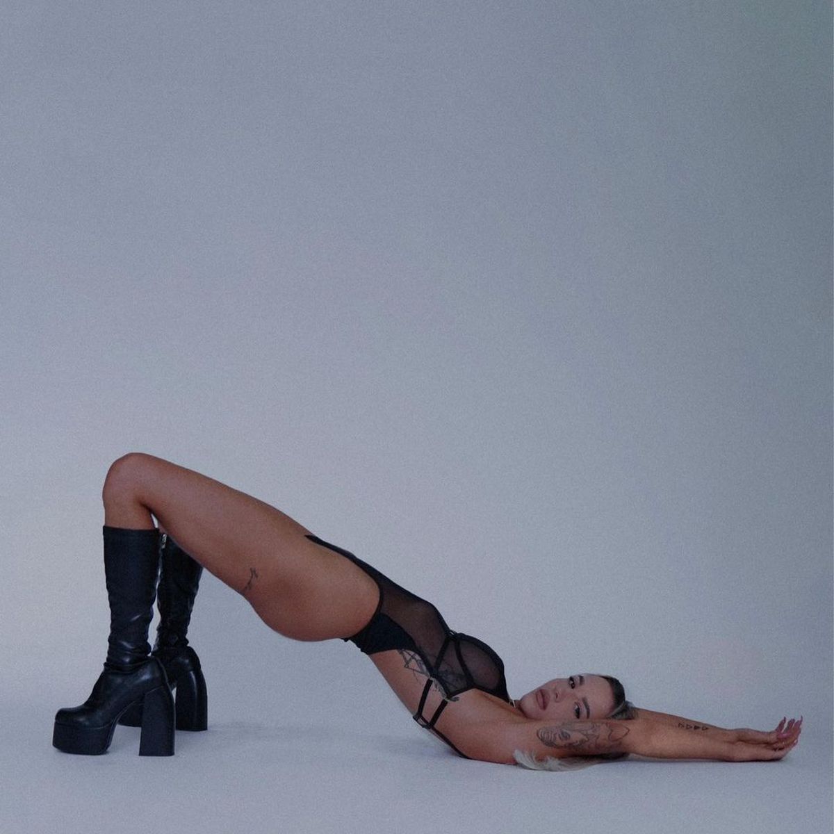 Starul din Premier League, cameraman la show-ul soției! Claudia e campioană națională la twerk